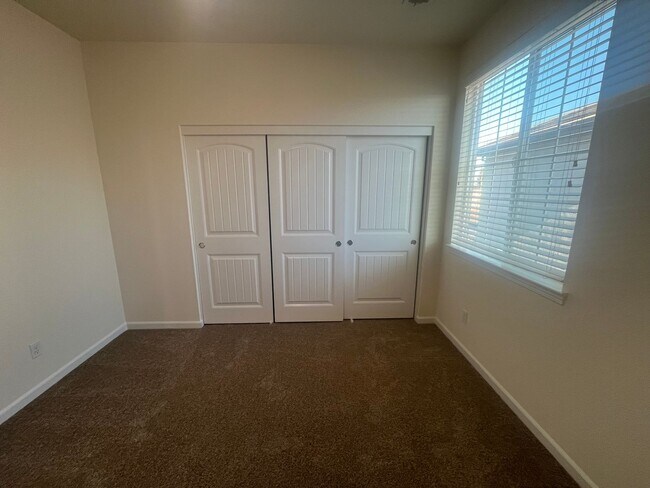 Building Photo - 4 Bedroom 2, Bath, 2900 sqft. w/t Separate 1 Bedroom 1 Bath Guest Quarters for Lease.