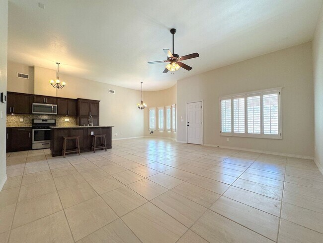 Building Photo - West El Paso 4 bed refrig A/C Home in Enchanted Ridge!