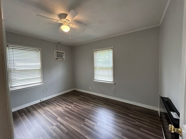 Building Photo - 215 Greenleaf St SW