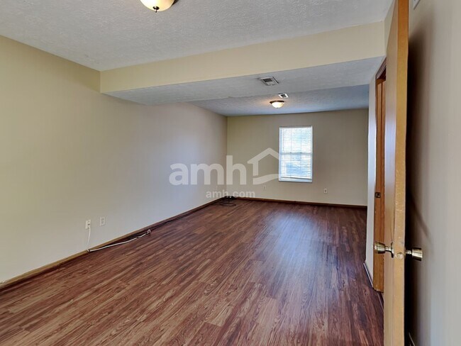 Building Photo - 212 Charing Cross St