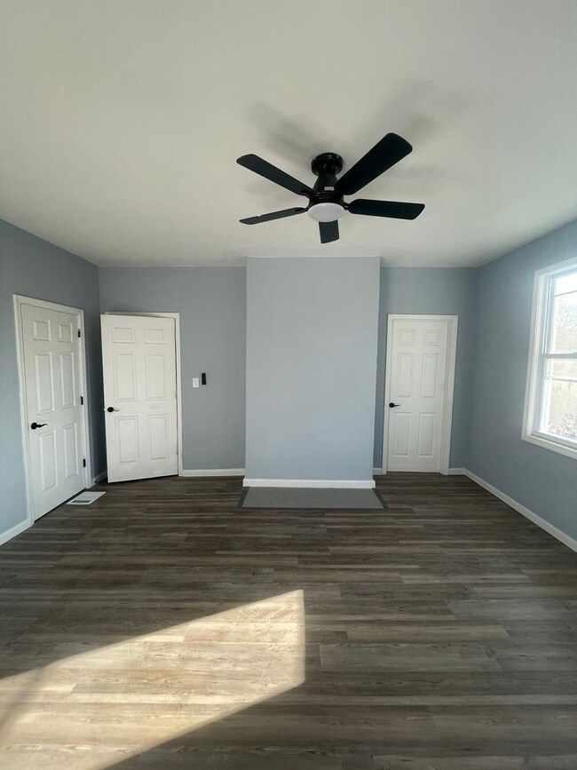 Building Photo - Renovated 3 bedroom in Sheraden - Move-in ...