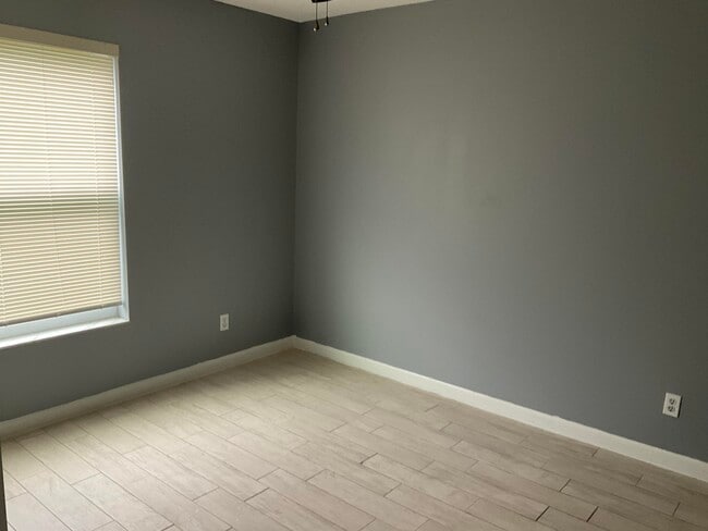 Building Photo - 214 Sparrow Dr