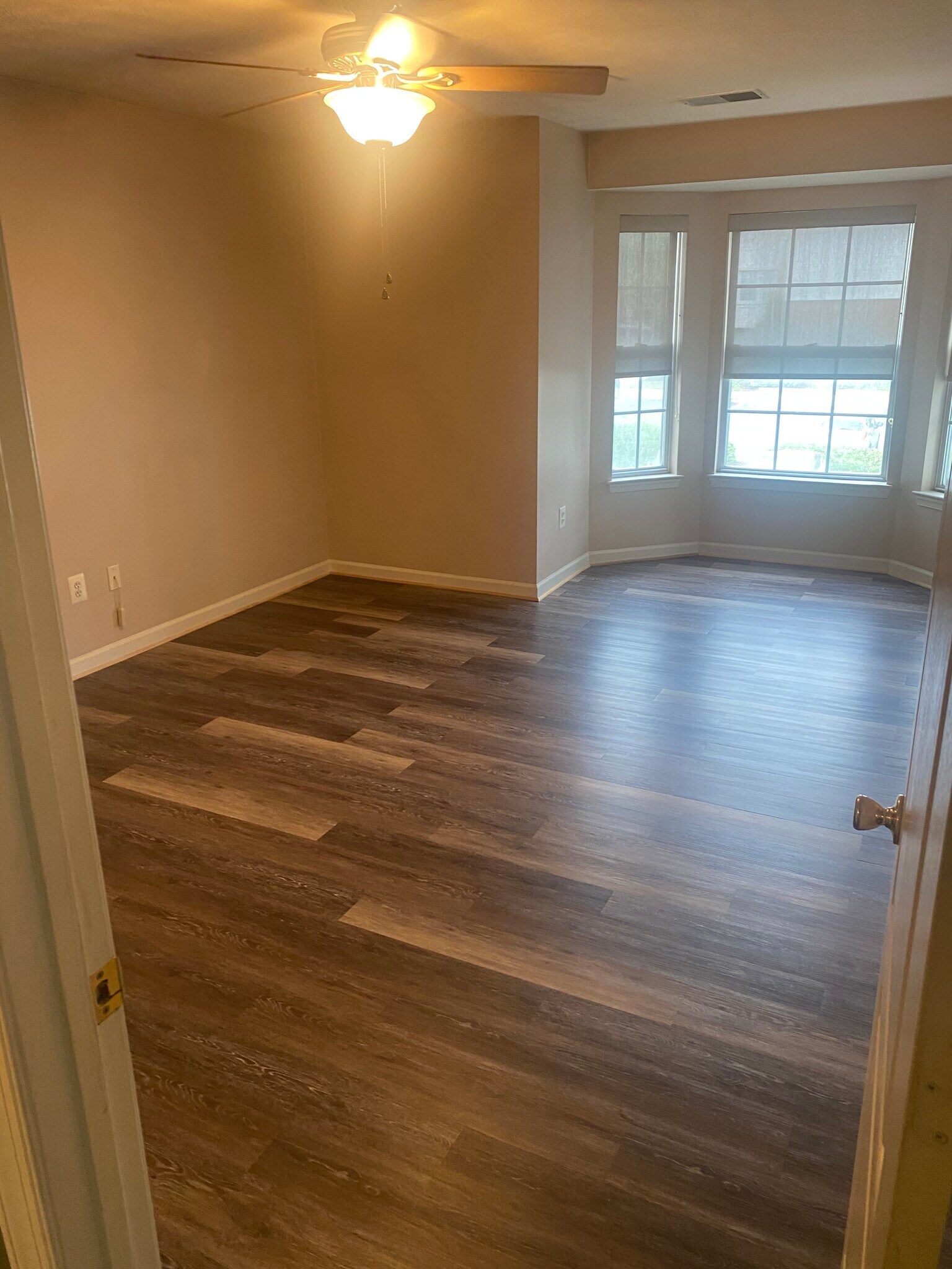 Building Photo - 8911 Town Center Cir