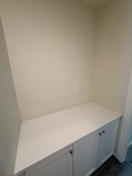 Building Photo - 30383 Town Square Dr