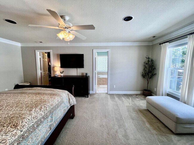 Building Photo - Charming Home Near Town Center VB with Lar...
