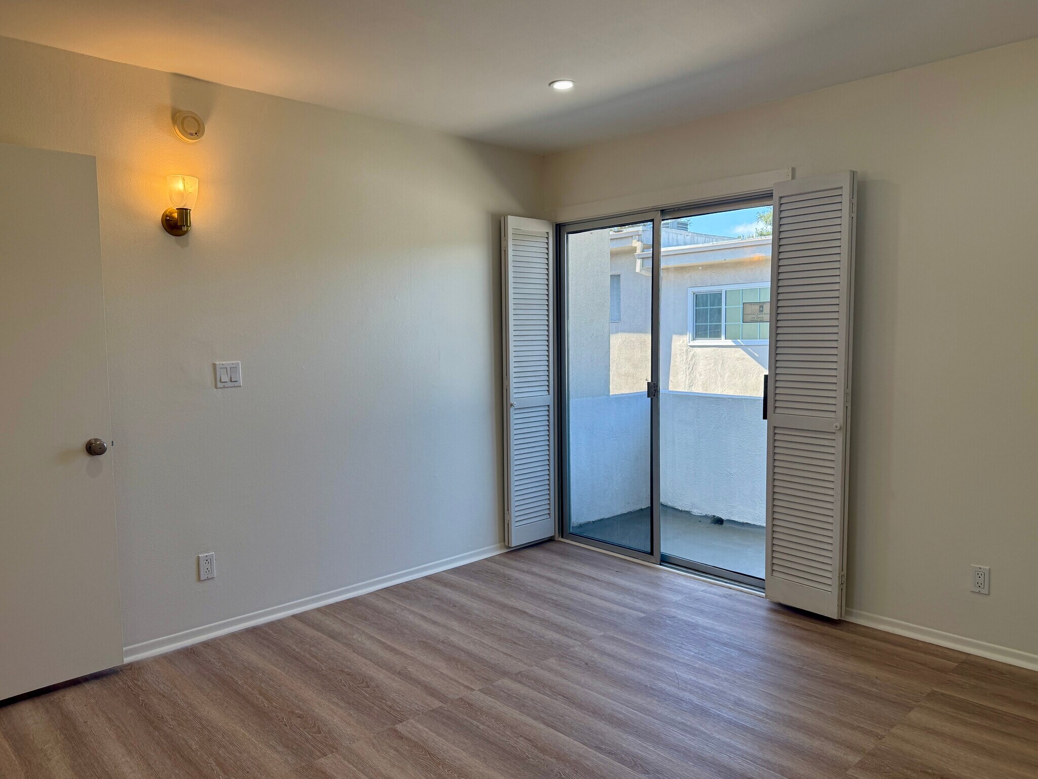 Building Photo - 5320 Zelzah Ave