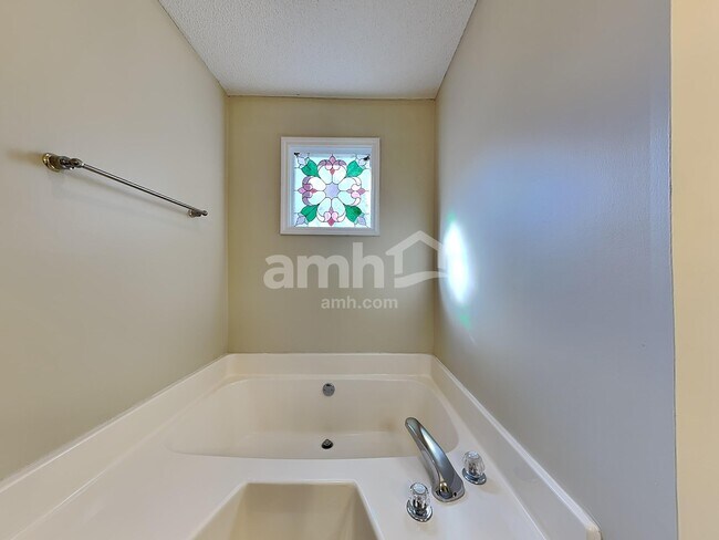 Building Photo - 285 Thornbush Ln