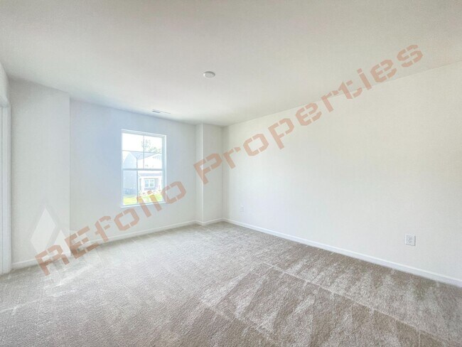 Building Photo - Gorgeous 5 Bedroom, 2.5 Bath Home with Fir...
