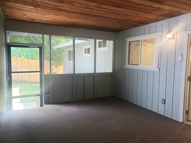 Building Photo - Updated Home in Old Town Auburn