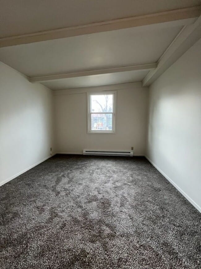 Building Photo - Charming three bedroom/one bath Medford Home | Available Now!