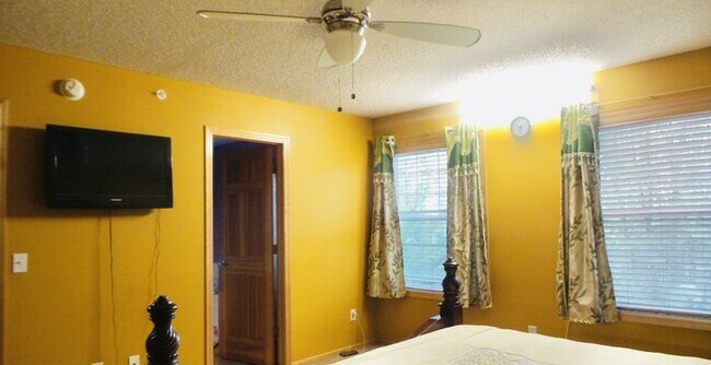 Building Photo - Available Now! Amazing Townhouse 3 Bedroom...