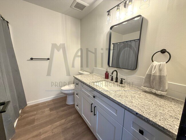 Building Photo - Beautiful Townhouse Steps From Centennial ...
