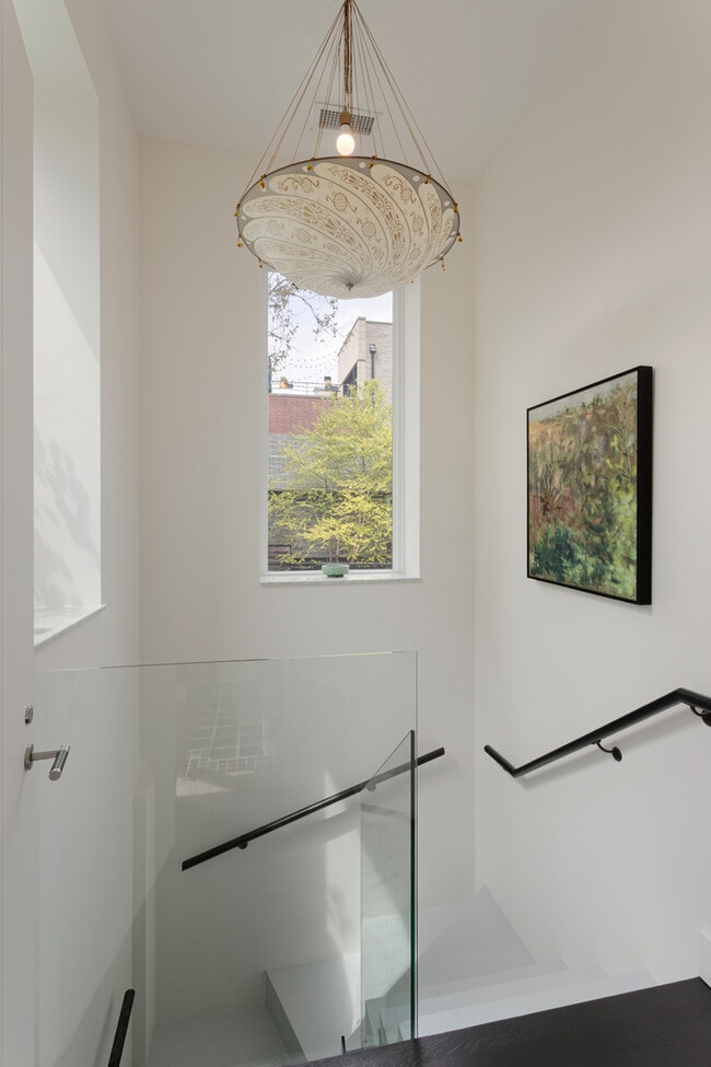 Building Photo - 1019 N Wolcott Ave