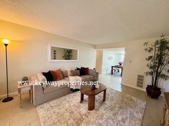 Building Photo - FootHills 3bed 2 bath Condo for rent **MOV...