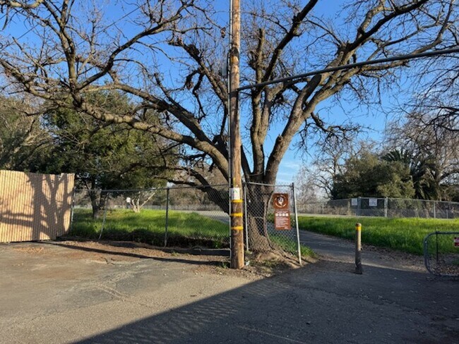 Building Photo - Wonderful, single level townhome w/attached garage available for move-in now!