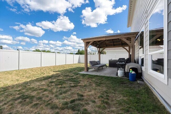 Building Photo - Immaculate Newer Construction w/ Vinyl Fen...