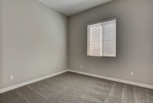 Building Photo - Rate reduction on this beautiful Townhome in Granville!
