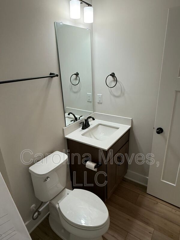 Building Photo - 521 Fenwick Dr