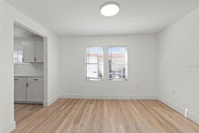 Building Photo - 1104 W 9th St