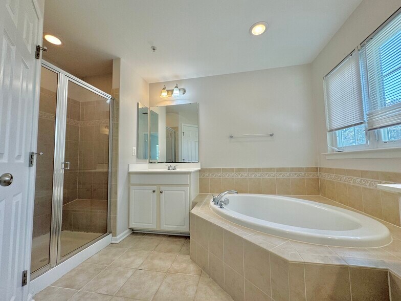 Master bathroom - 25530 Joy Ln
