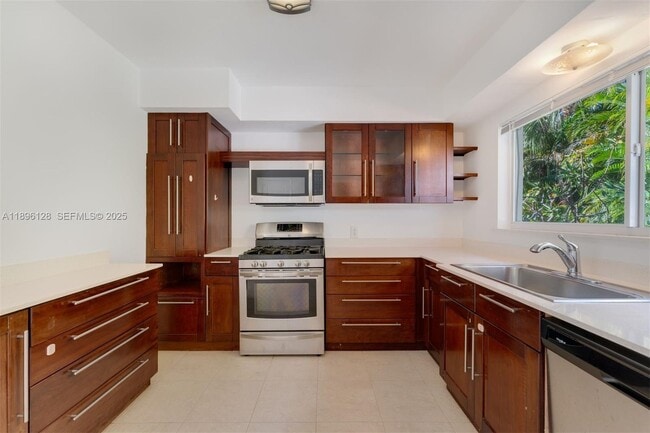 Building Photo - 520 W 51st Terrace