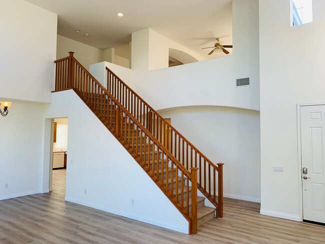 Building Photo - Large 4 bedroom home for lease in the hear...