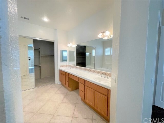 Building Photo - 34206 Pinehurst Dr