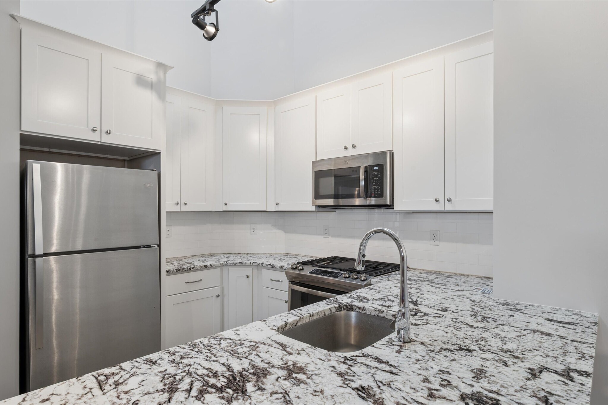 Building Photo - 77 Van Dam St