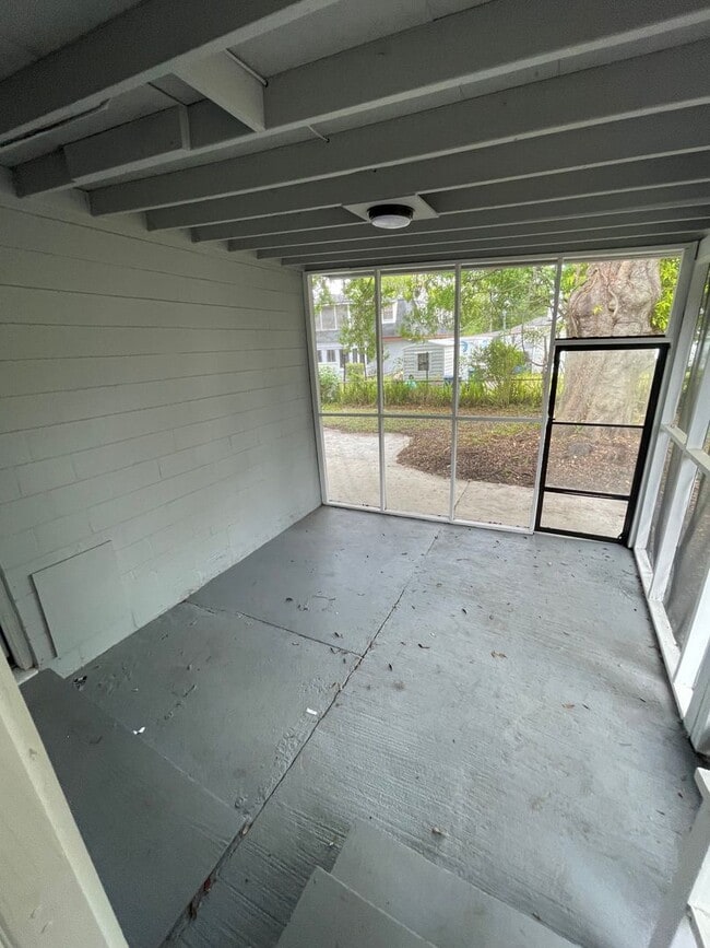 Building Photo - **4/2 Single Family home Available Now!!**