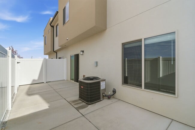 Building Photo - 5690 S Weehawken Ln