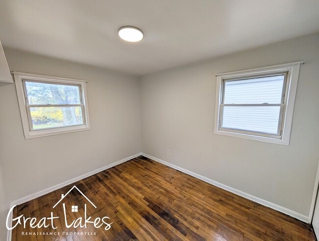 Building Photo - Beautiful 3 Bedroom 1 Bathroom now availab...