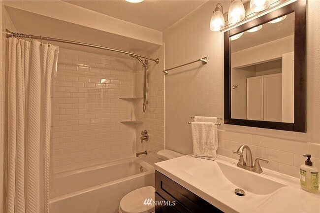 Building Photo - Fremont – Updated 2 Bedroom / 1 Bath Condo...