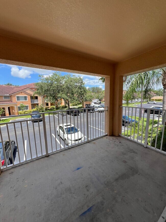 Building Photo - 141 SW Palm Dr