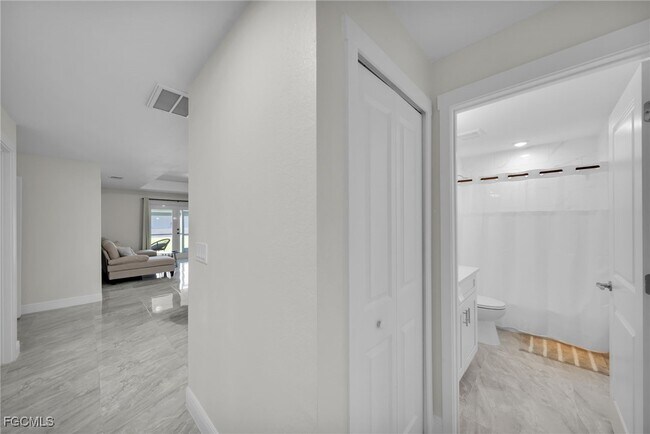 Building Photo - 901 Albany Ave