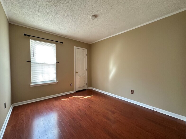 Building Photo - 3990 Roebling Ln