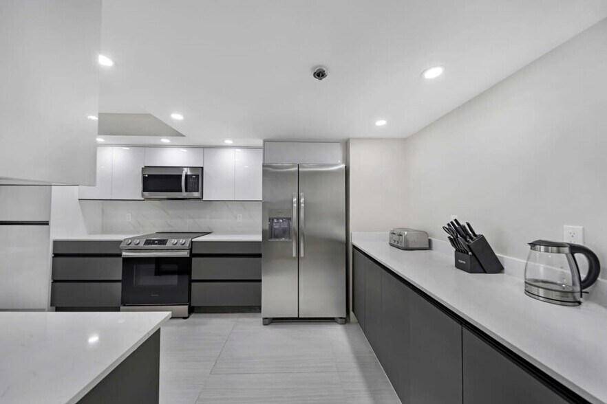 Building Photo - 1717 N Bayshore Dr