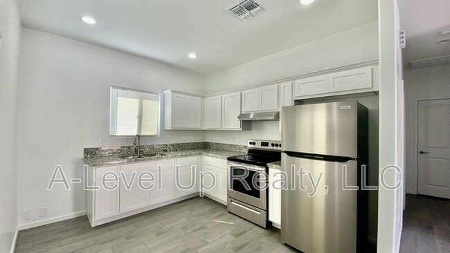 Building Photo - 1310 S San Jacinto Dr