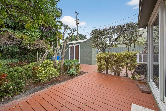 Building Photo - Historic West Palm Beach single-family home, with guest cottage!