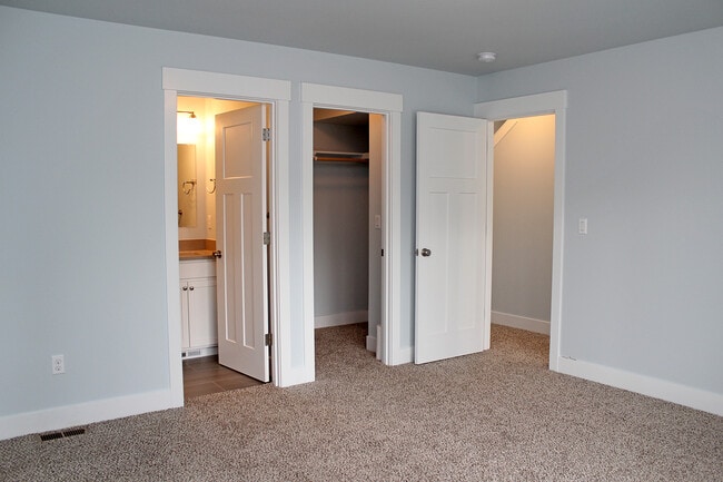 Building Photo - 827 NW Victoria Ave