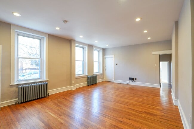 Building Photo - Amazing 1st fl Apt with private entrance and w/d