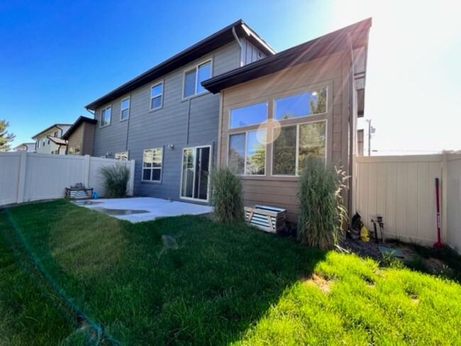 Building Photo - Beautiful Townhouse!