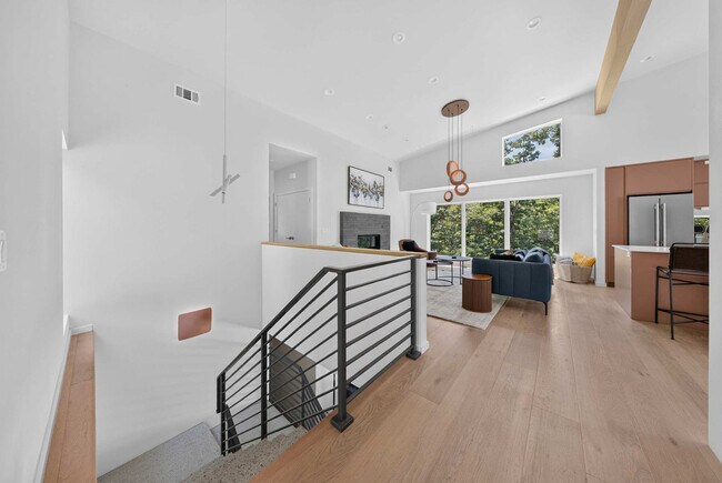 Building Photo - 6 Ridgewell Ln