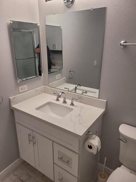 Building Photo - 10551 Lakeside Dr South Unit J