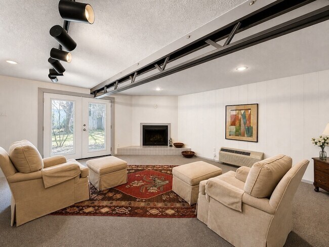 Building Photo - 3401 Hanover Ln