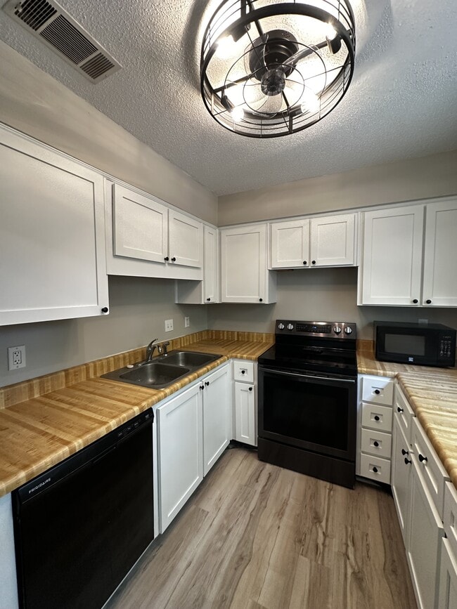 Building Photo - 38 Helmsman Ct