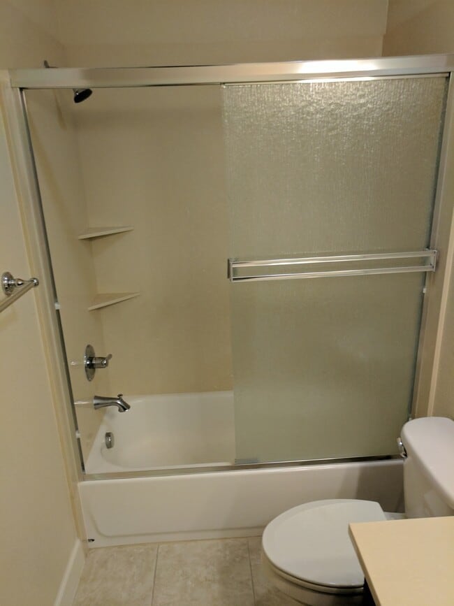 Building Photo - Luxury 3 bedroom 3 bath located in great a...