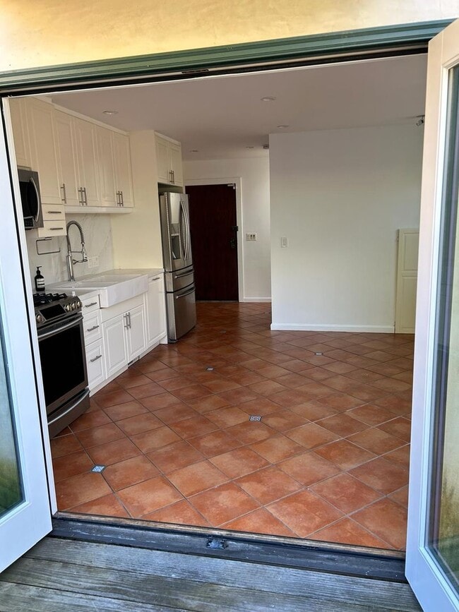 Building Photo - Gorgeous 2 Bedroom/1.5 Bath Two Story Home...