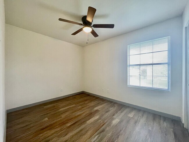Building Photo - 2 Bedroom apartment w/ Washer and Dryer - ...