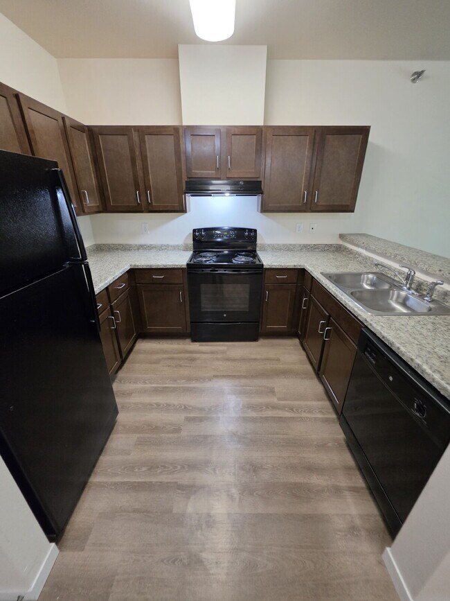 Building Photo - 2 Bedroom | 1 Bathroom 2nd Floor Apartment Available RIGHT NOW!