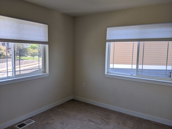 Building Photo - 1325 Bunker Hill Dr